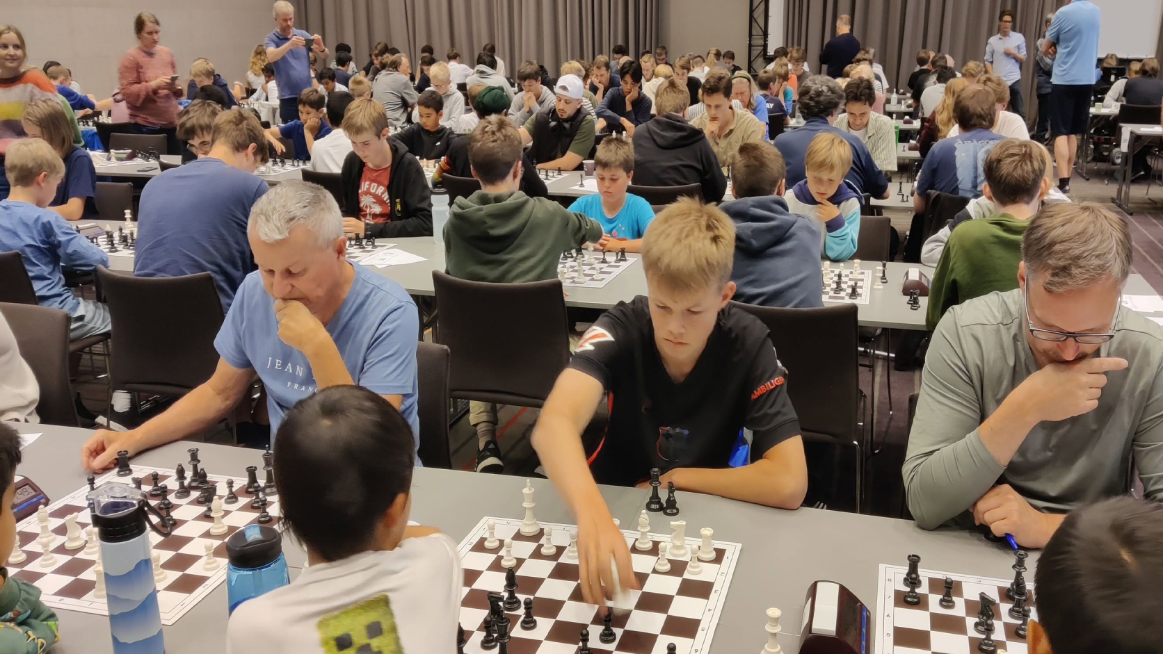 Voksne medlemmer spiller sjakk i Eiker Sjakklubb